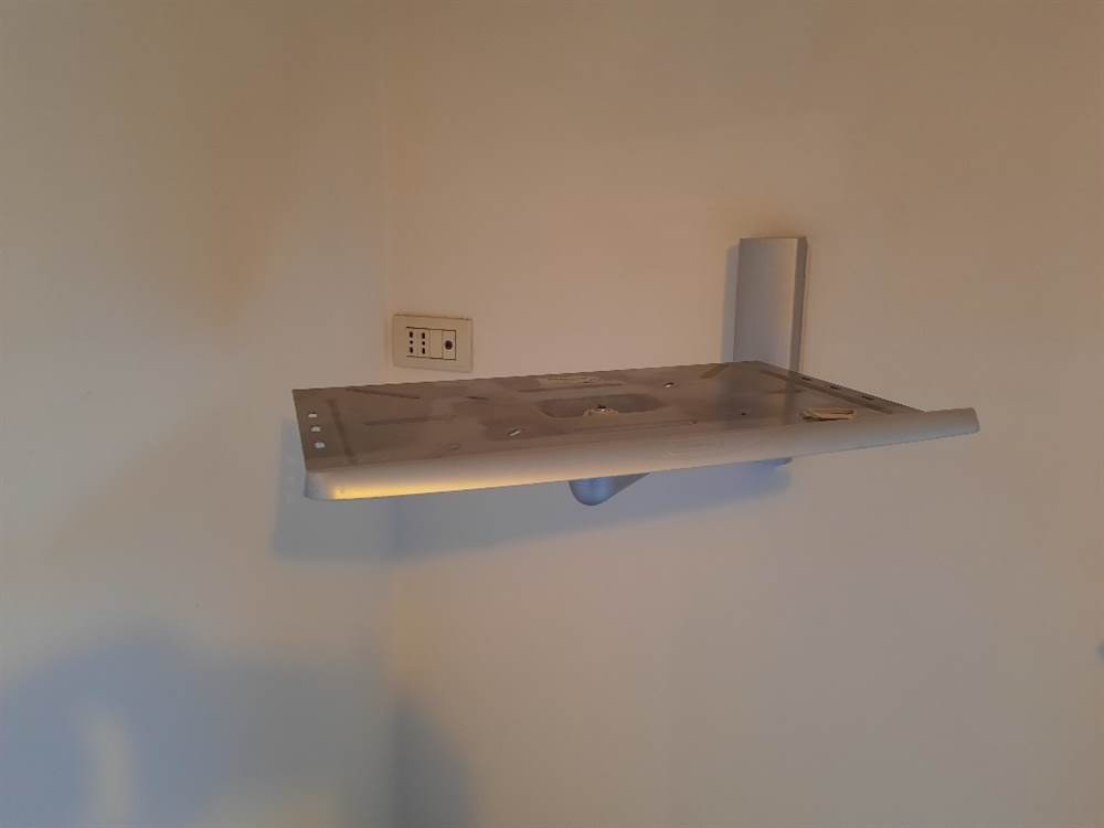 BRAVO! LCD 8 Supporto TV A Muro In Alluminio Per TV 23-40 Pollici - Inclinabile E Orientabile, Fino A 20kg, Made In Italy, Nero