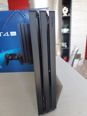 PS4 PRO 1TB 4K HDR con accessori e giochi