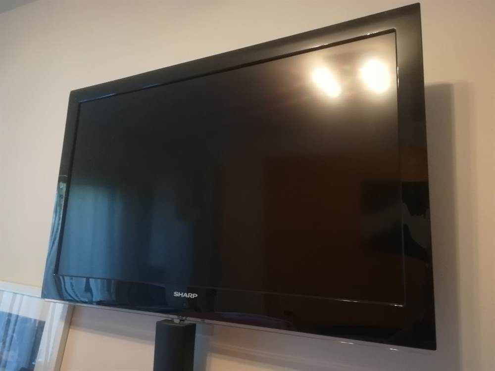 Foto 2TV Sharp full HD 32' con USB